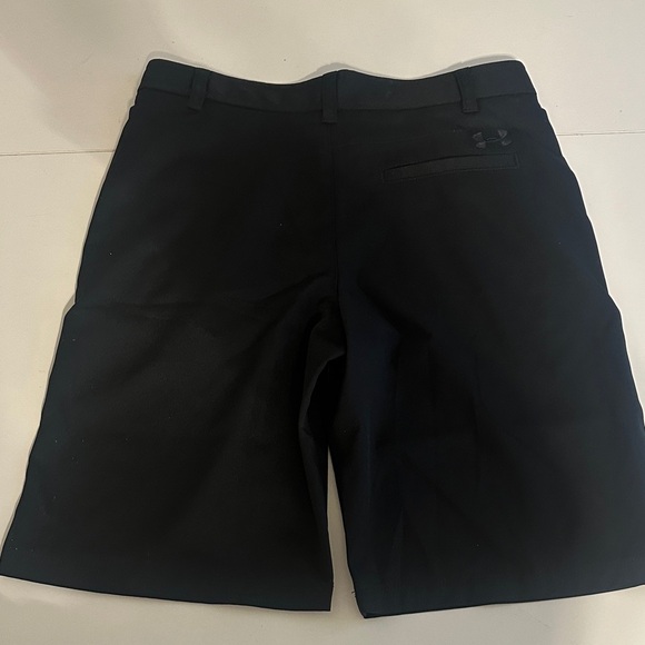 Under Armour Black Flat Front Men's Shorts - Picture 3 of 4